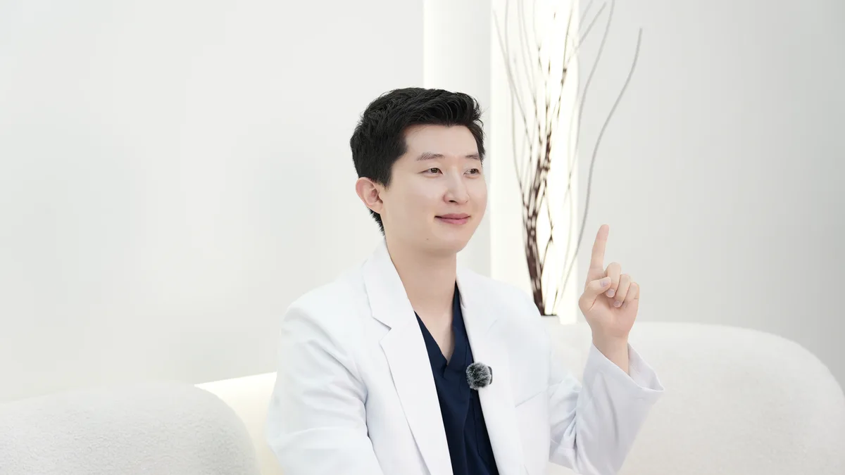 환자에게 진료 내용을 설명하는 배기환 원장